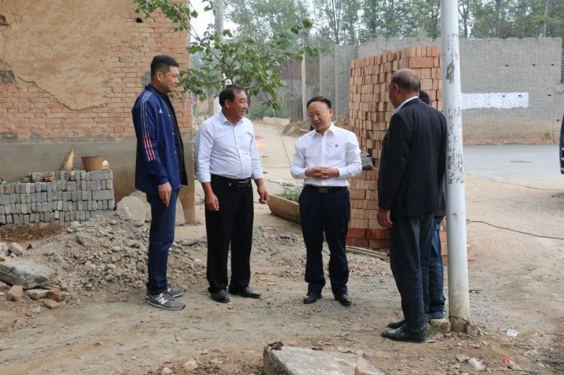 扶貧路上  攜手同行——弘義集團(tuán)黨委書記、董事長張秀峰一行 到定點(diǎn)幫扶村調(diào)研